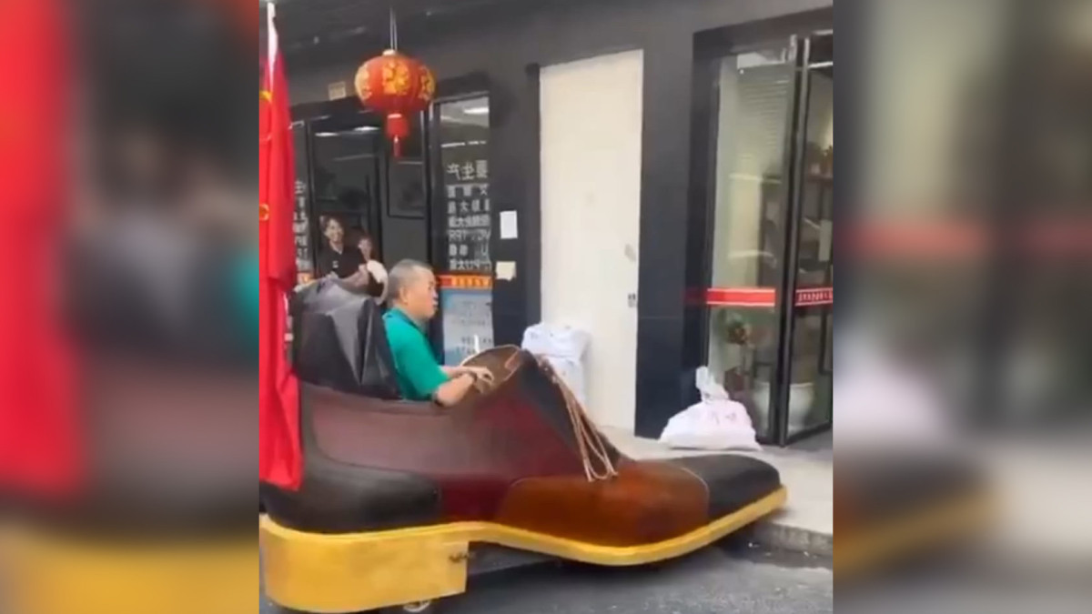 Продавец обуви в Китае ездит на машине в виде ботинка