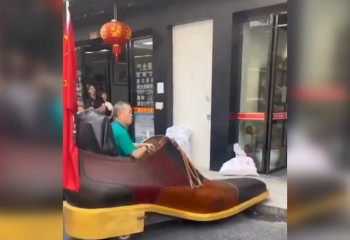 Продавец обуви в Китае ездит на машине в виде ботинка