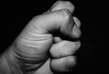 Оралда автобуста төбелес болып, екі адам жарақат алды