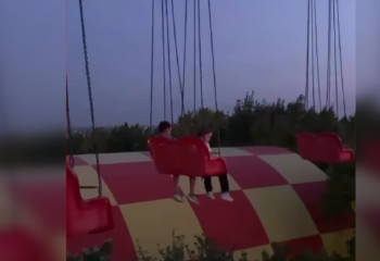 В Шымкенте люди застряли на аттракционе