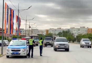 Женщины-полицейские патрулируют дорожное движение в Жанаозене