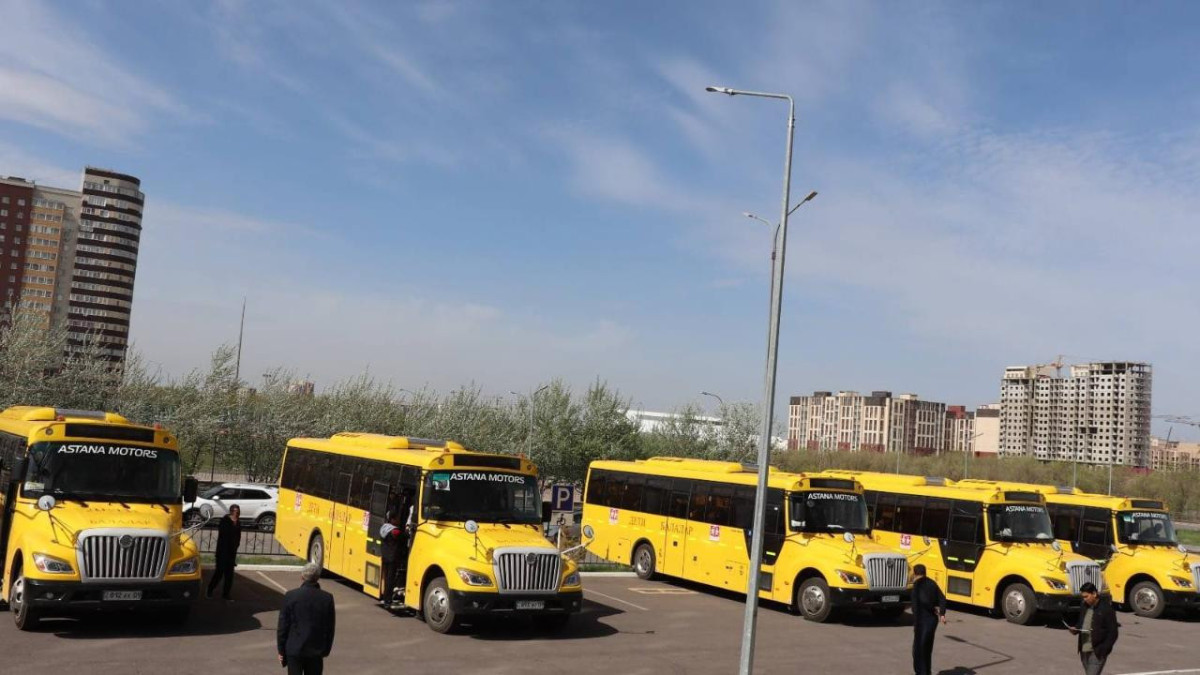 Новые автобусы передали сельским школам Карагандинской области