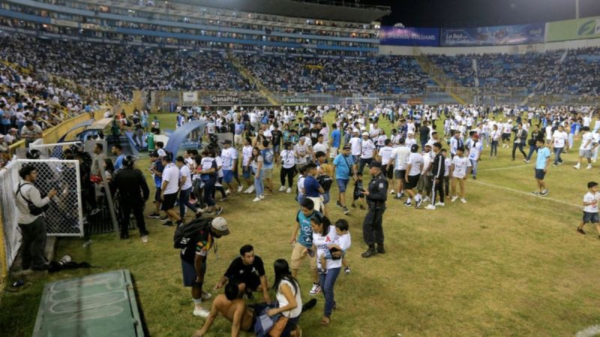 В давке на стадионе в Сальвадоре погибли 12 человек
