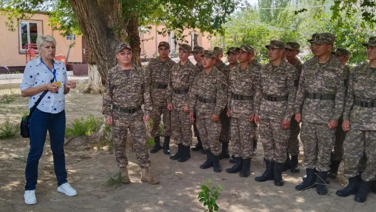 Представитель комитета солдатских матерей посетила воинскую часть в Жаркенте