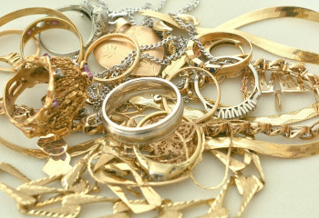 Пластикалық терезе арқылы кірген: Қонаевта ірі көлемде алтын ұрлағандар ұсталды