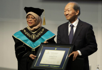 Сингапур президентіне Назарбаев университетінің «Құрметті профессоры» атағы берілді