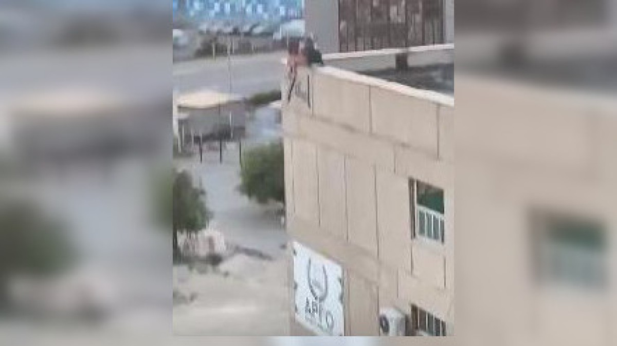 17-летняя девушка пыталась спрыгнуть с крыши дома в Актау