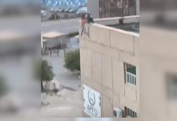 17-летняя девушка пыталась спрыгнуть с крыши дома в Актау