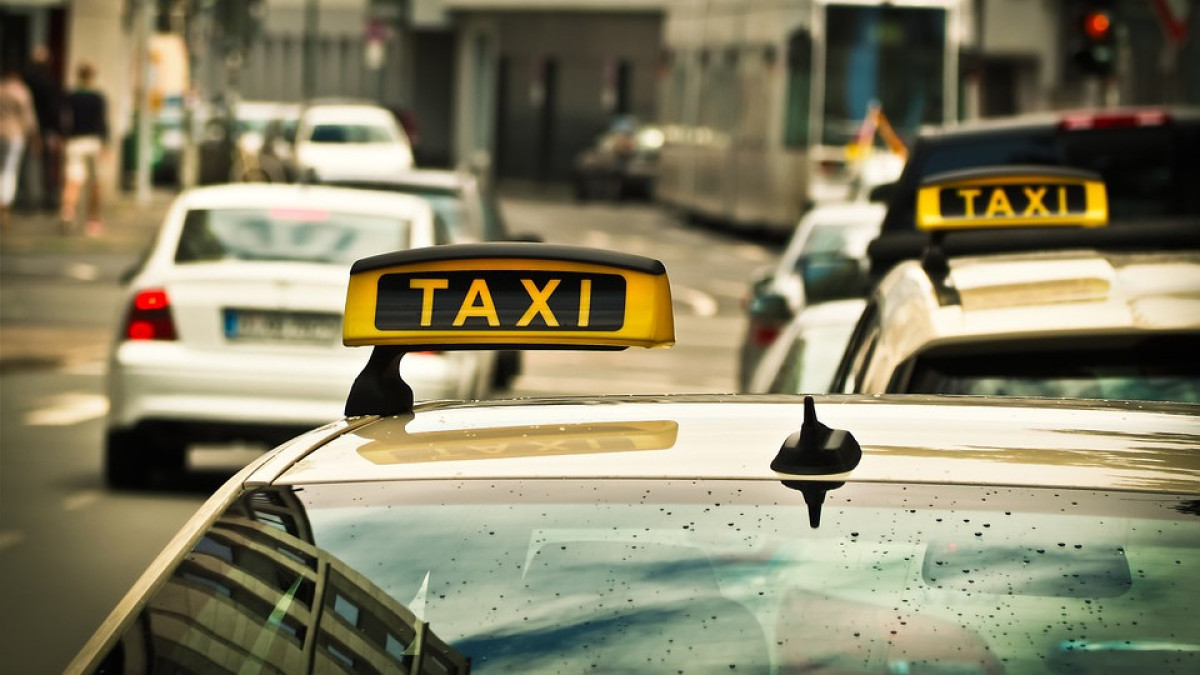 Алматыда 800 доллар алған такси жүргізушісіне айып тағылды