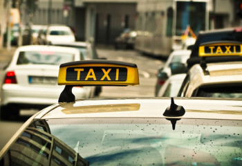 Алматыда 800 доллар алған такси жүргізушісіне айып тағылды