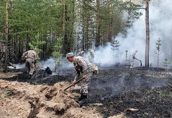 Военнослужащие участвуют в локализации пожаров в области Абай