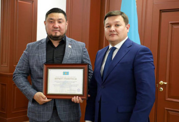 Почетные грамоты от имени Президента получили личные тренеры боксеров-чемпионов