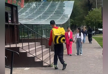 «Мына сөмкені асынған арыстанды бірінші рет көріп тұрмын»