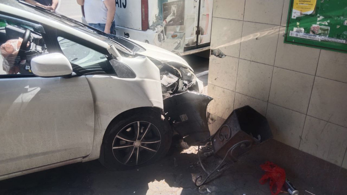 Автомобиль врезался в остановку в Петропавловске. Три человека пострадали в результате ДТП