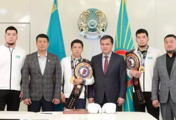 Чемпионам мира по боксу подарили квартиры в Астане