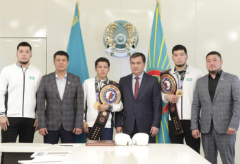 Бокстан әлем чемпионы атанған астаналық боксшыларға үш бөлмелі пәтер берілді