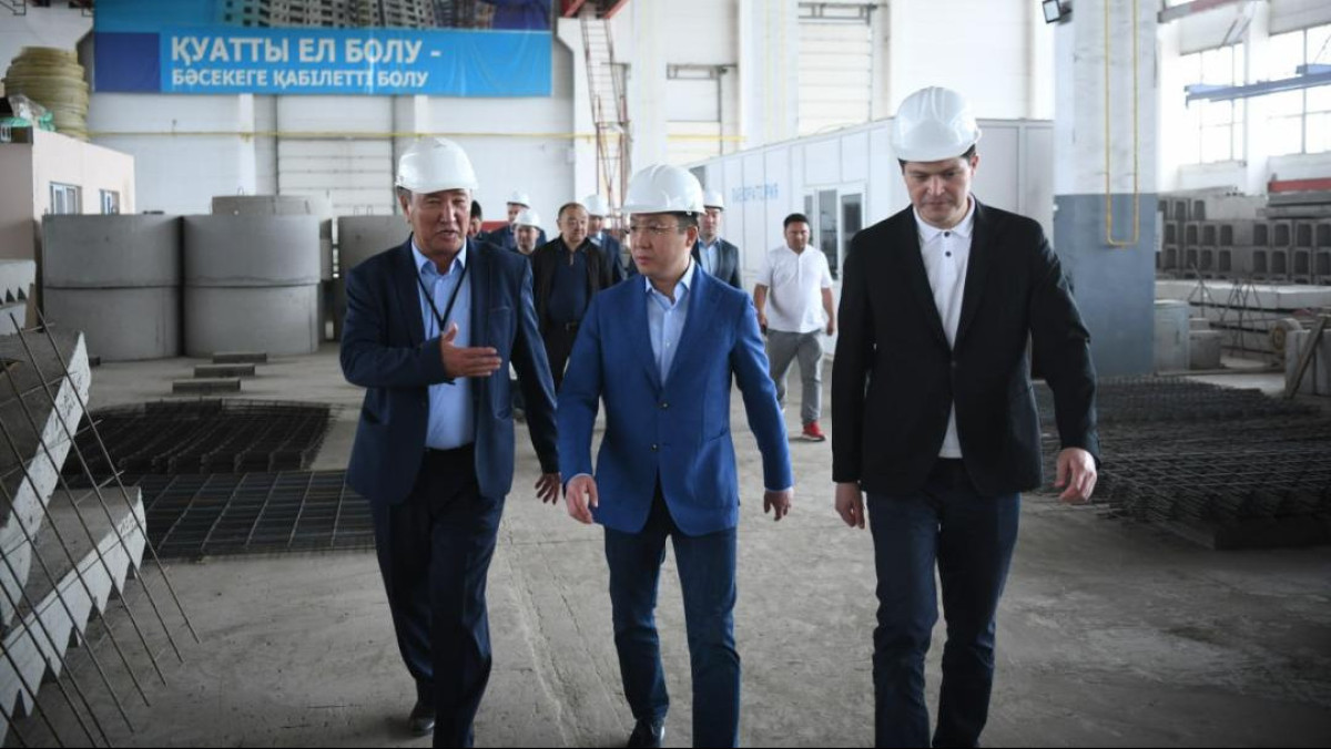 Министр индустрии вручил медали рабочим Западно-Казахстанского машиностроительного завода
