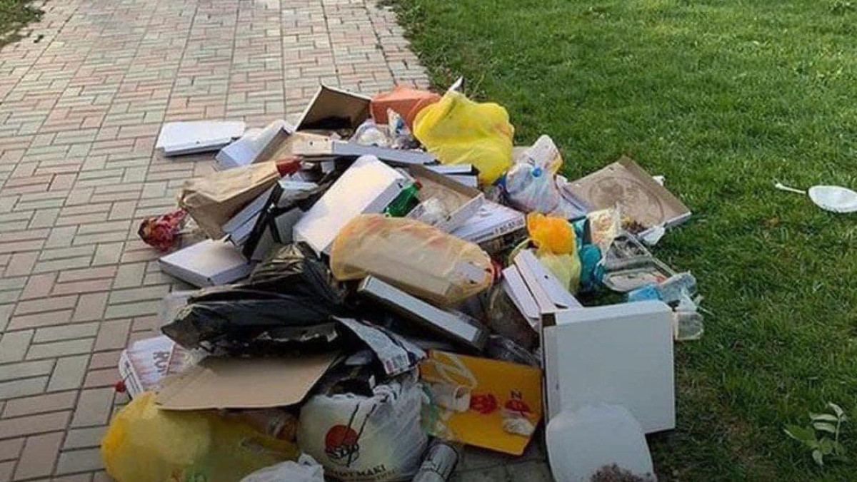 Заваленная мусором «Аллея семьи» в Атырау шокировала соцсети