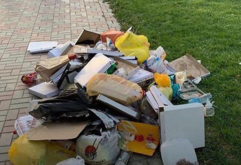 Заваленная мусором «Аллея семьи» в Атырау шокировала соцсети