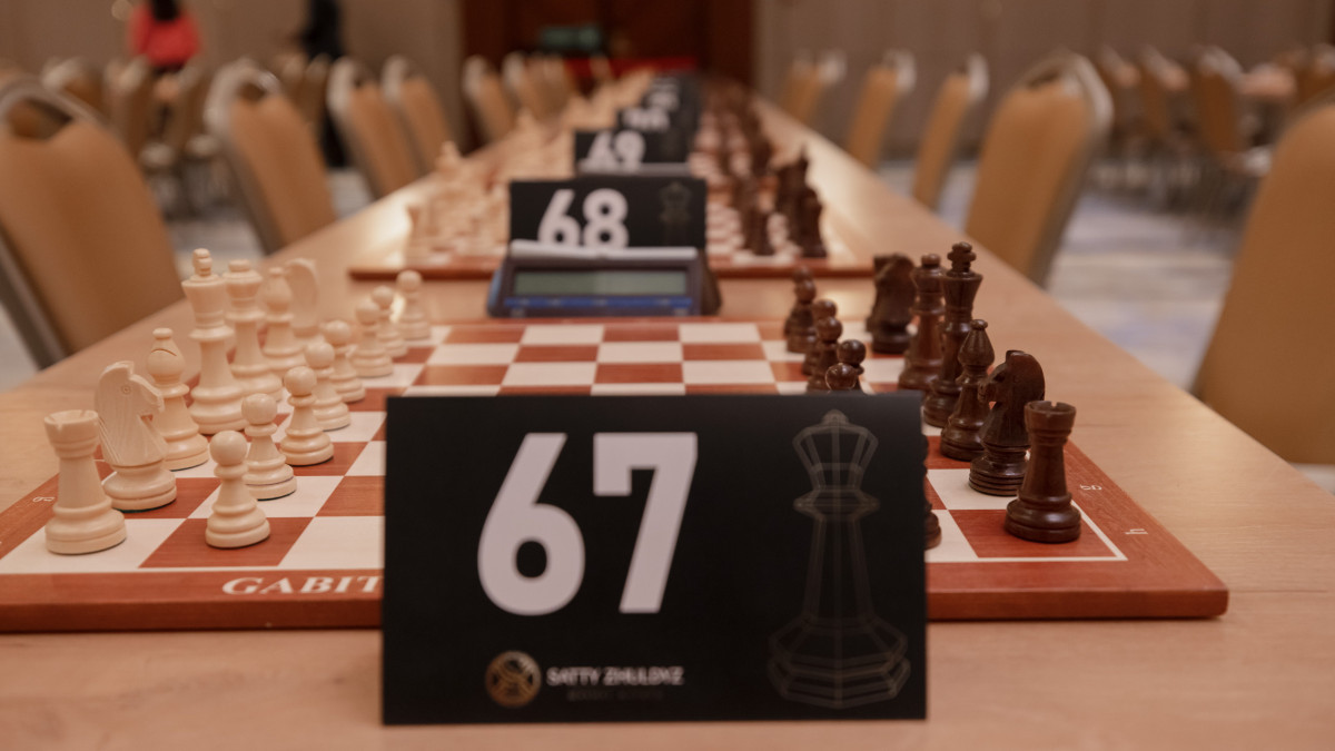 В Алматы проходит чемпионат Казахстана по шахматам среди школьных команд