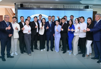 Маулен Ашимбаев пригласил студентов вуза посетить Сенат