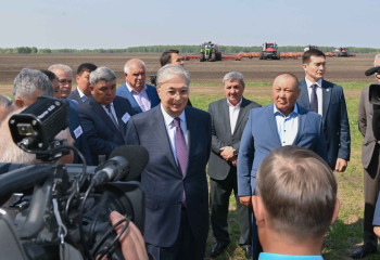 Глава государства ознакомился с ходом весенне-посевной кампании в СКО