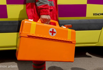 Риддерде екі жасар бала көп қабатты үйдің терезесінен құлап кетті