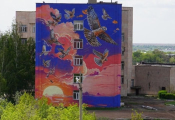 Мурал с парящими соколами появился на одном из зданий карагандинского университета