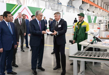 Президент қағаз өнімдерін шығаратын фабрикаға барды