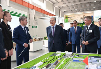 Президент посетил предприятие по производству бумажной продукции в СКО