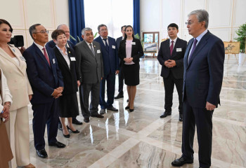 Глава государства посетил Казахский музыкально-драматический театр имени С.Муканова