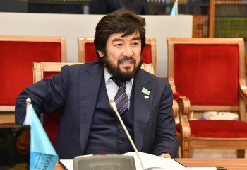 Бекболат Тілеуханның тойда ән айтып жүрген видеосы тарады