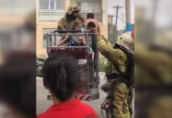 44 человека эвакуировали из горящего дома в Атырау