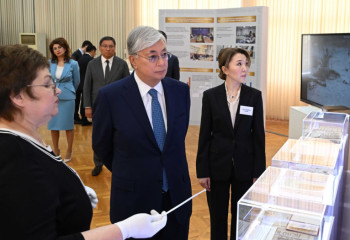 Тоқаев саяси қуғын-сүргін материалдарын зерттеу орталығына барды
