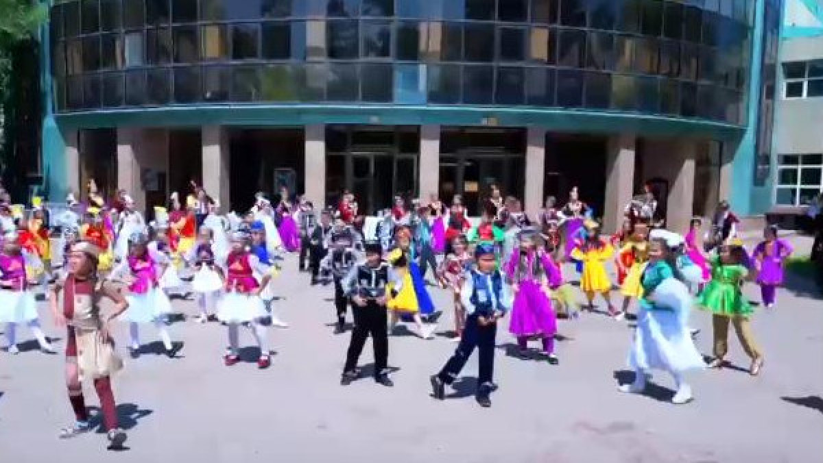Флешмоб в Алматы: танец «Қара жорға» одновременно танцуют сотни детей