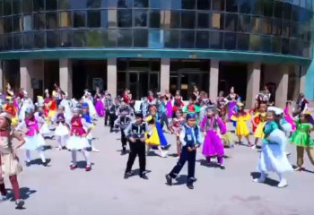 Флешмоб в Алматы: танец «Қара жорға» одновременно танцуют сотни детей