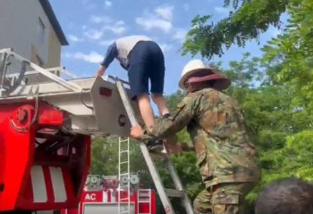 Шесть детей при помощи автолестницы спасли из горящего дома в Уральске