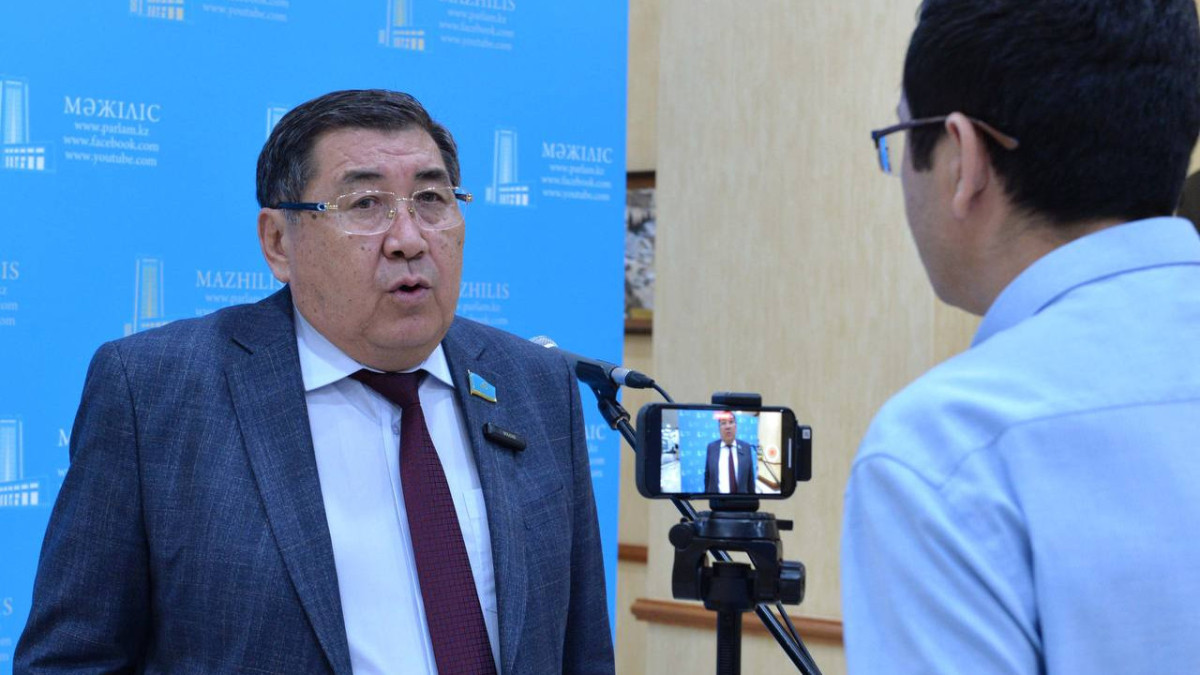 Депутат Ермұрат Бапи қазынаны жымқырған Назарбаев туыстарын тоқтатуды талап етті
