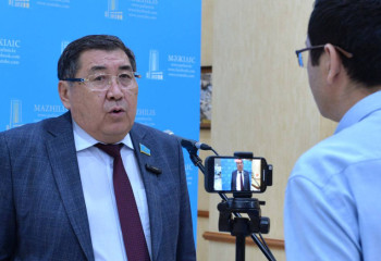 Депутат Ермұрат Бапи қазынаны жымқырған Назарбаев туыстарын тоқтатуды талап етті