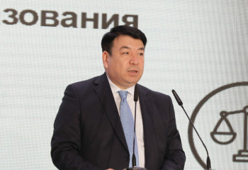 Министр образования и науки РК поздравил школьников с окончанием учебного года