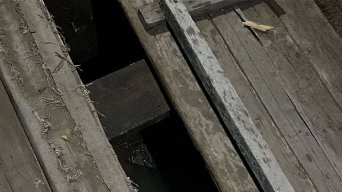 Тело ребёнка обнаружили в яме уличного туалета в Павлодарской области