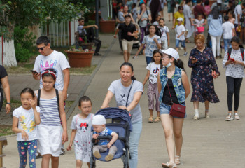 Ученые выяснили, что родители в Казахстане не следят за детьми в Интернете