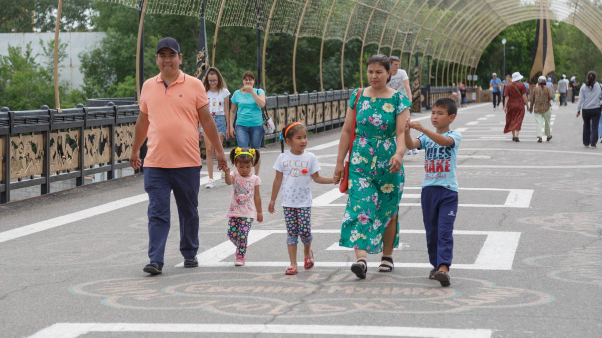 «День матери» и «День отца»: новые праздники появятся в Казахстане