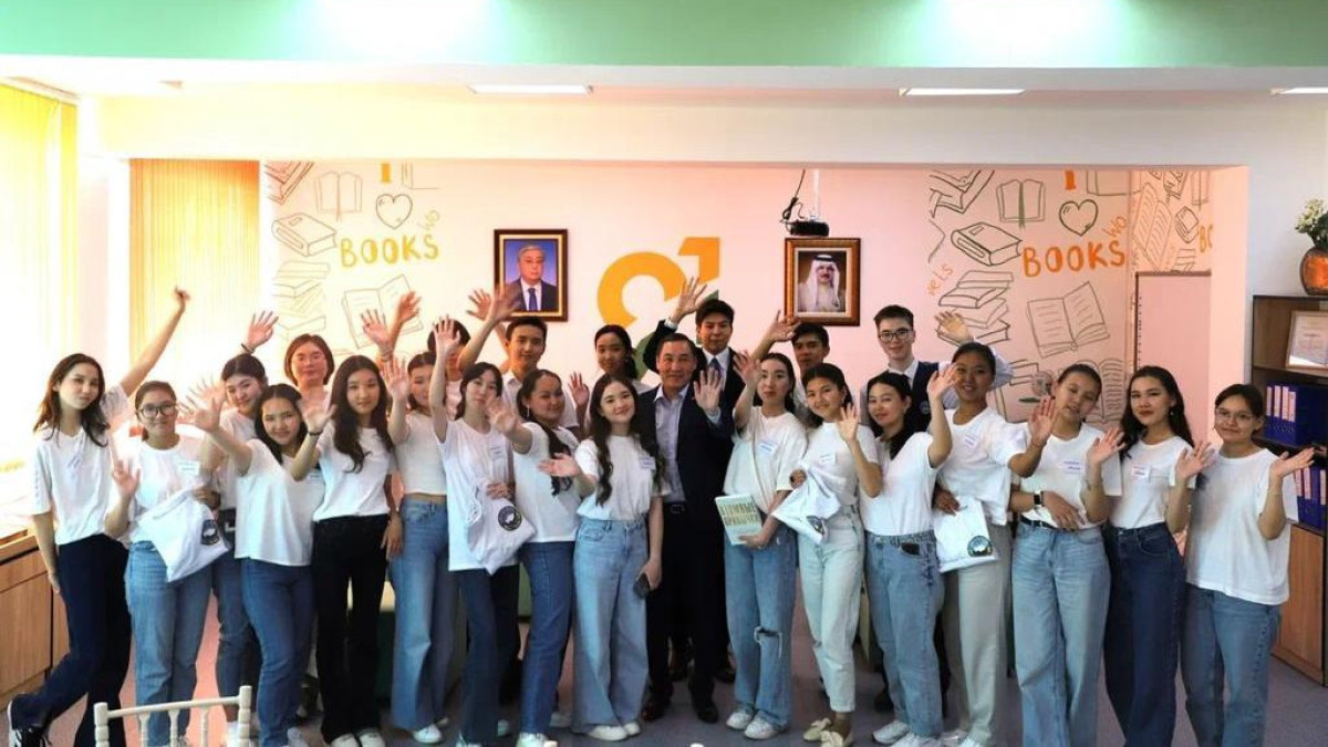 Зампред Ассамблеи народа Казахстана встретился с лидерами школьного самоуправления Астаны