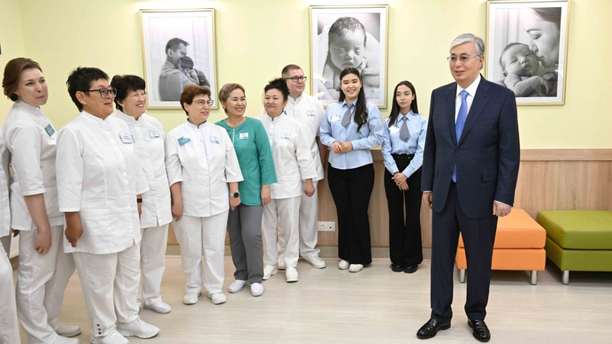 Президент посетил новый корпус медклиники в Алматы