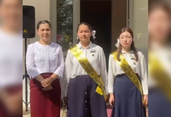 Маңғыстау облысында бір мектепті екі қыз бала бітірді