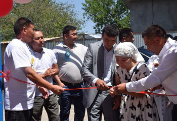 Түркістанда 20 жыл бұрын мектеп бітірген түлектер мұқтаж отбасына баспана сыйлады