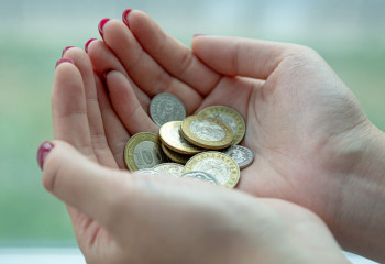 Население тратит больше, чем зарабатывает в шести регионах Казахстана - статистика