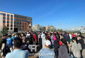 В Астане 500 человек часами стояли в очереди для записи детей в первый класс
