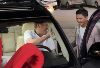 Санжар Тәшкенбай әкесіне көлік сыйлады